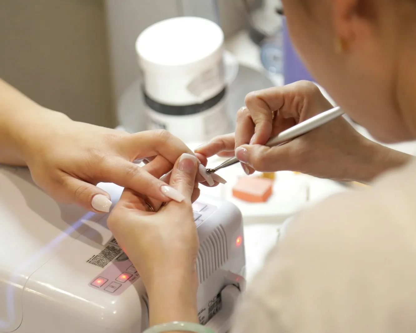 Especialista aplicando manicure en el estudio